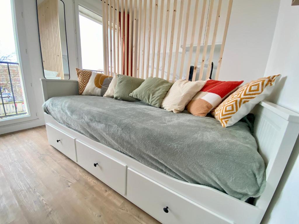 Кровать или кровати в номере L'Escale Appartements et Suites en bord de Mer