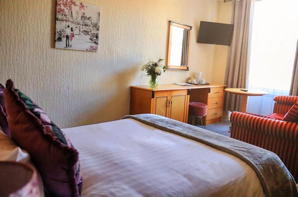 Postel nebo postele na pokoji v ubytování Royal Hotel