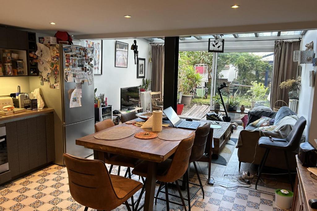 een keuken met een houten tafel en stoelen bij Spacious House - near Parc des Beaumonts in Montreuil