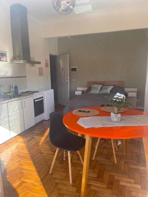 een kamer met een tafel en een bed en een keuken bij Ana Rent II in Boulogne