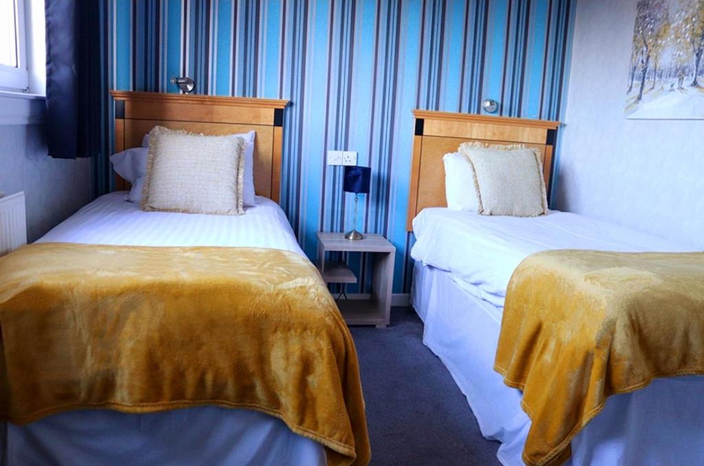 Postel nebo postele na pokoji v ubytování Royal Hotel
