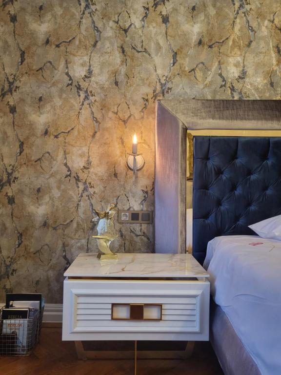 um quarto com uma cama e uma mesa com um espelho em Fancy Flats em Sibiu