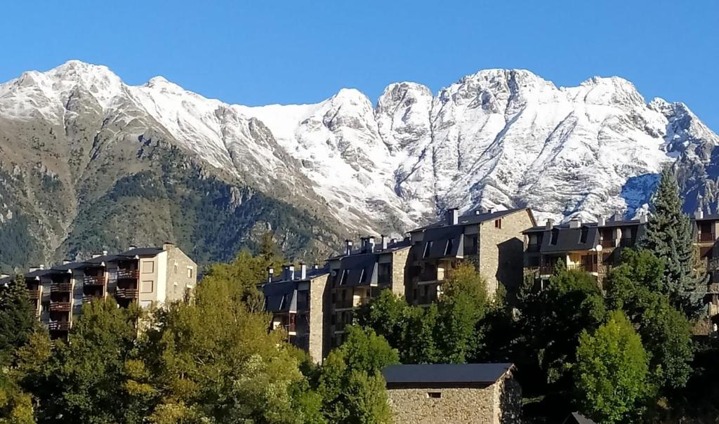 un edificio di fronte a una montagna innevata di Casa Calpurnia Cerler a Cerler