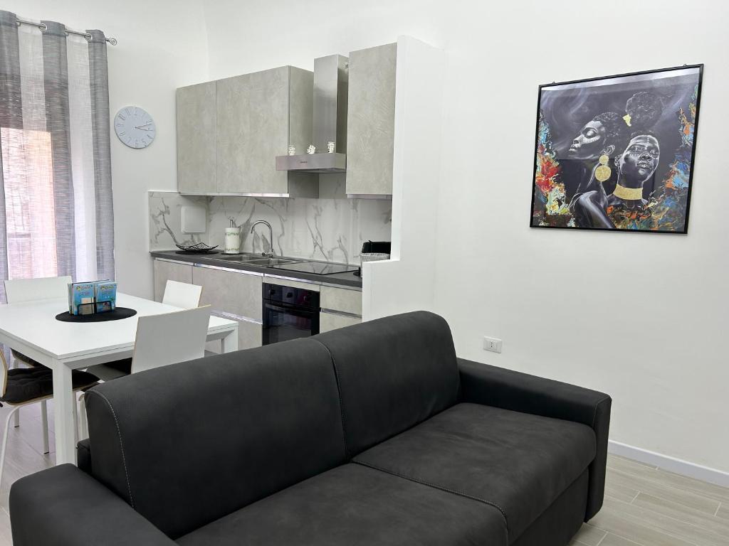 un soggiorno con divano e cucina di Ciuri Holiday a Trapani