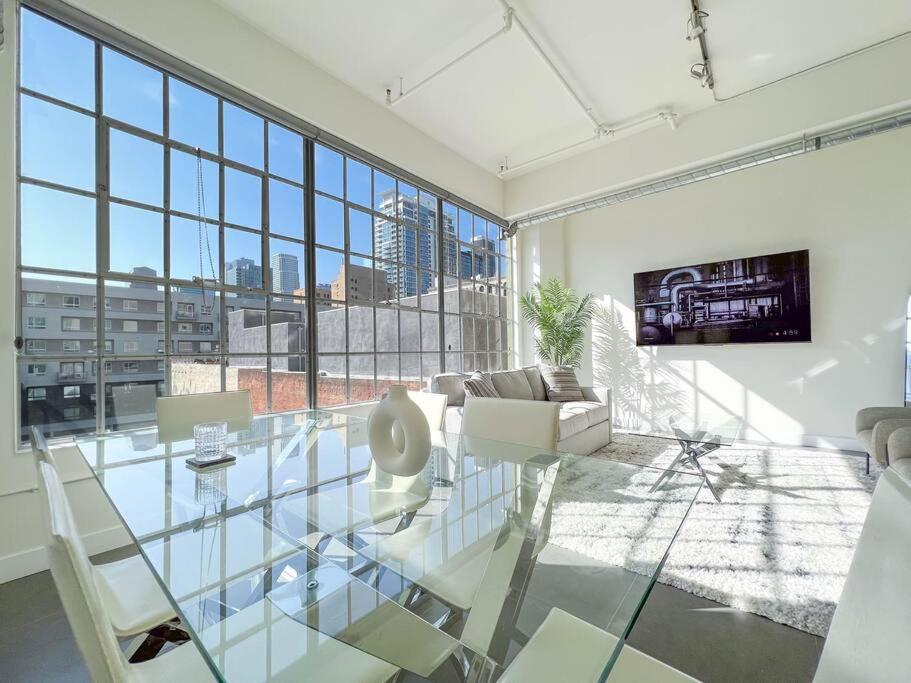 Et tv og/eller underholdning på Modern Loft in DTLA - Rooftop Pool & Free Parking!