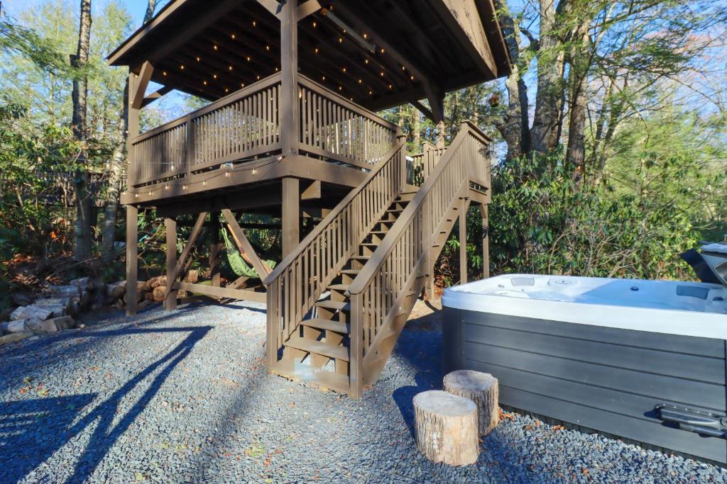 Creekside Tannersville Cabin 2 Acres and Hot Tub!, Tannersville