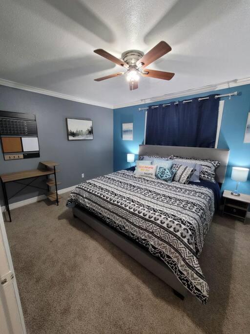 um quarto com uma cama e uma ventoinha de tecto em Blue Shark *E3* @ Midtown Cozy 1BR King Suite em Houston