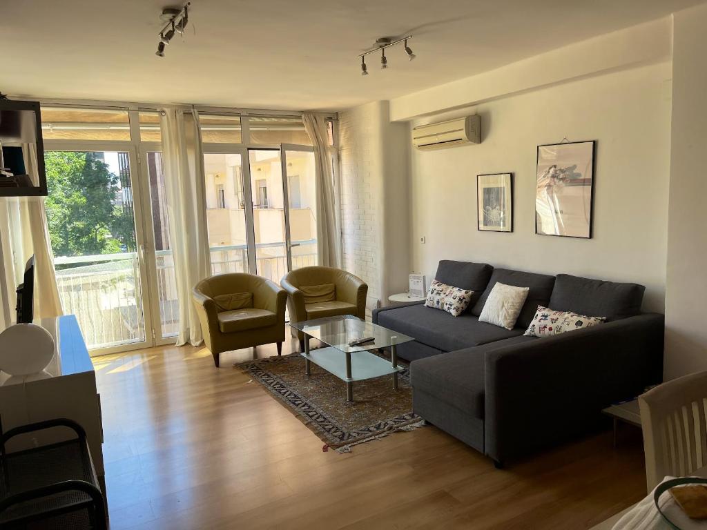 sala de estar con sofá y 2 sillas en 3 bedrooms appartement with wifi at Valencia 3 km away from the beach en Valencia