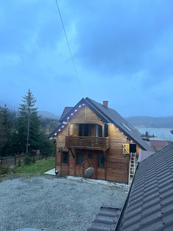 Serenity Colibița في كوليبيتا: منزل خشبي على مرتفع