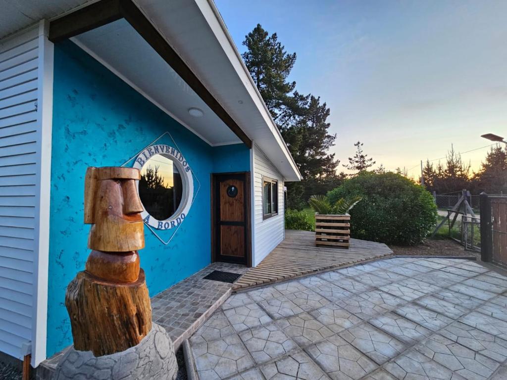 un edificio blu con una porta con specchio di Cabaña Bienvenidos a Bordo ad Algarrobo