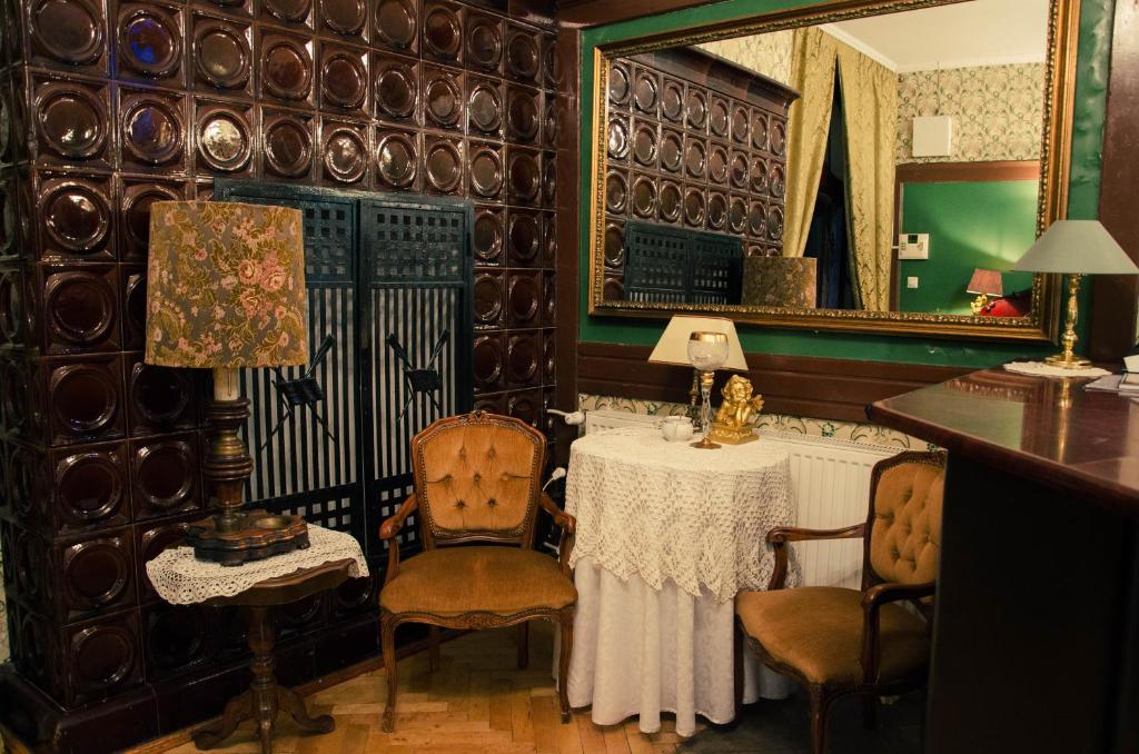 比得哥什的住宿－''Zatoka"，一间带桌椅和镜子的用餐室