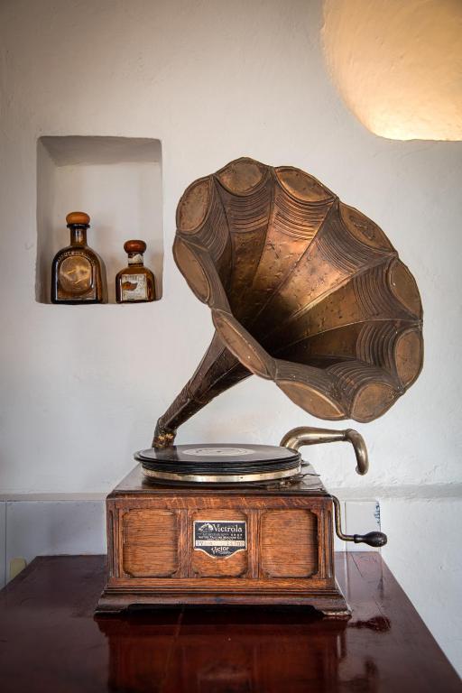 a wooden item sitting on top of a table at Posada del Campanario in Barichara
