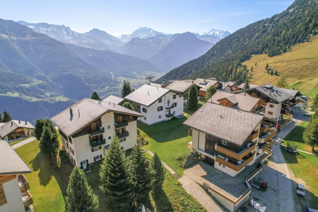 een luchtzicht op een dorp in de bergen bij Dom Apartment in Riederalp