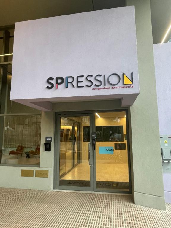a building with a sign for the entrance to auseum at Studio aeroporto Congonhas in São Paulo