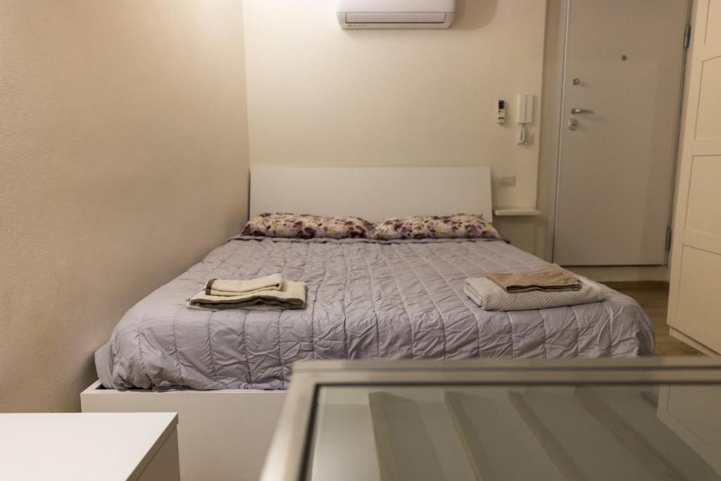 una camera da letto con un letto e due asciugamani di Savenella house a Bologna