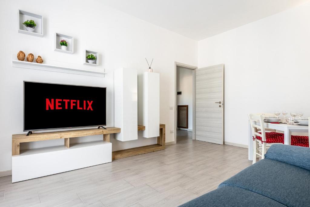 TV a/nebo společenská místnost v ubytování [House Near Train Station]A/C