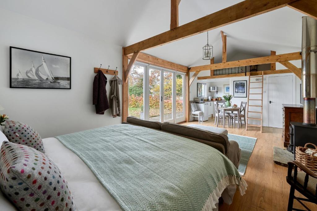 um quarto com uma cama e uma sala de estar em Stunning Cabin with incredible views near Goodwood em Rogate