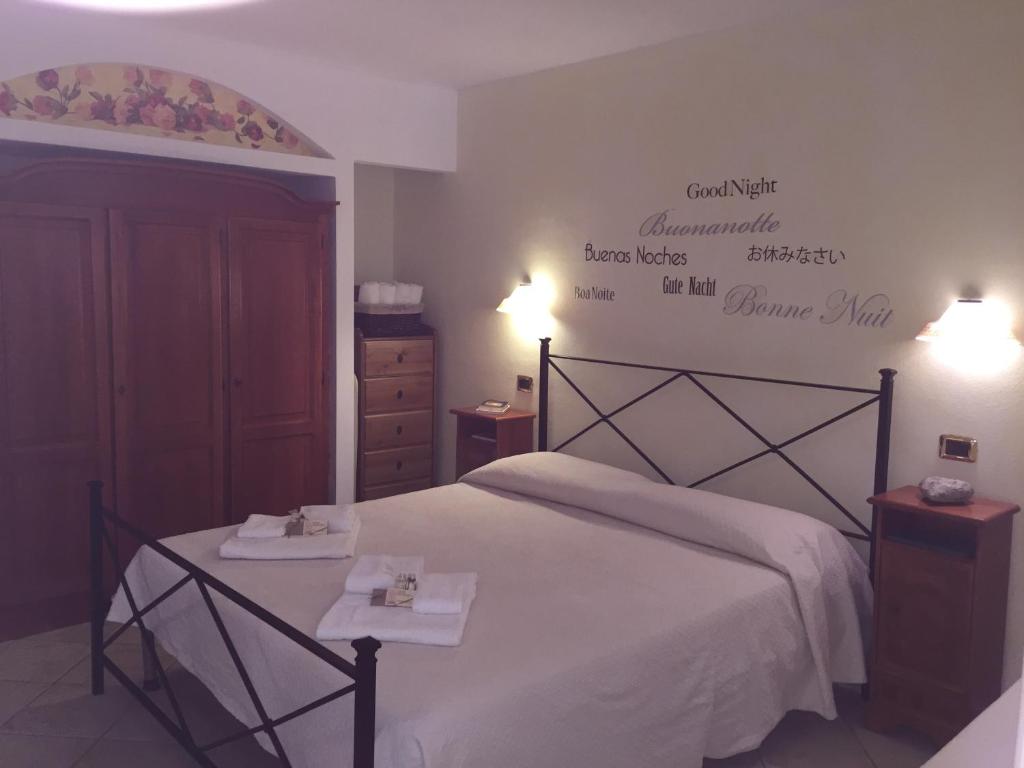 Un dormitorio con una cama con dos bandejas. en Borgo dei Conti Holiday Home, en Capitana