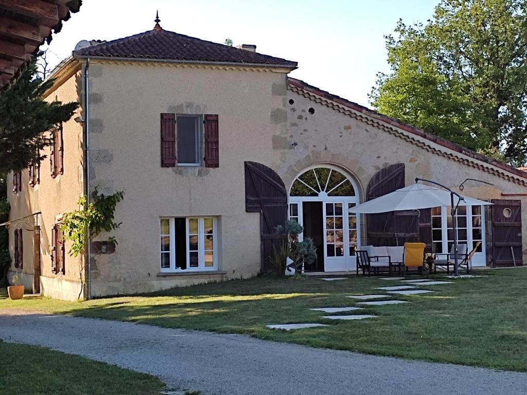 an external view of a building with a patio at Le Logis du Pradet in Moncrabeau