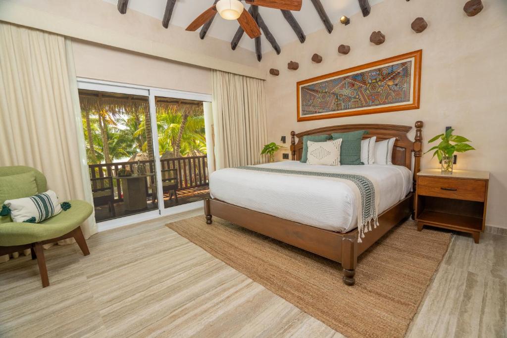 - une chambre avec un lit et un balcon dans l'établissement El Dorado Maroma A Spa Resort - More Inclusive, à Playa del Carmen