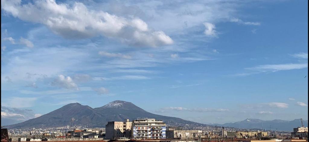 En generel udsigt til bjerge eller udsigt til bjerge taget fra pensionatet