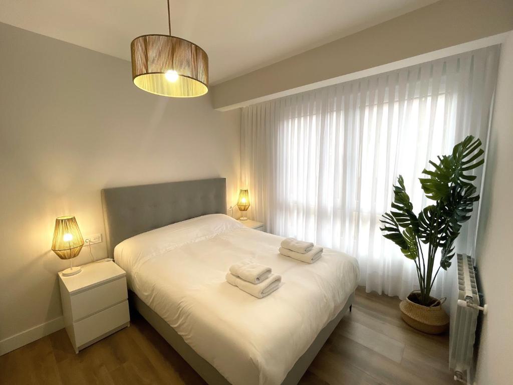 Кровать или кровати в номере ByAndreea Apartaments EtxeBat