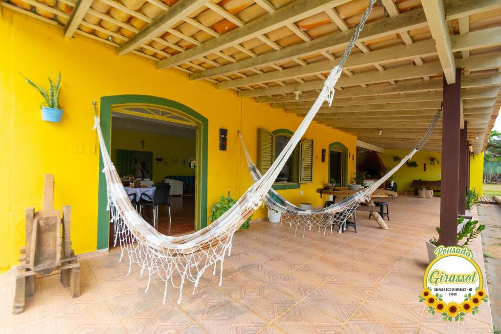 eine Veranda mit Hängematte in einem Haus in der Unterkunft Pousada Girassol in Chapada dos Guimarães