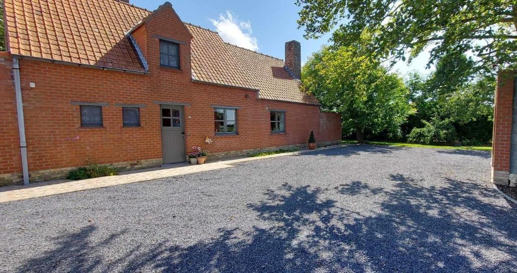 une maison en briques avec une allée en face de celle-ci dans l'établissement Diksmuidse Ardennen, 