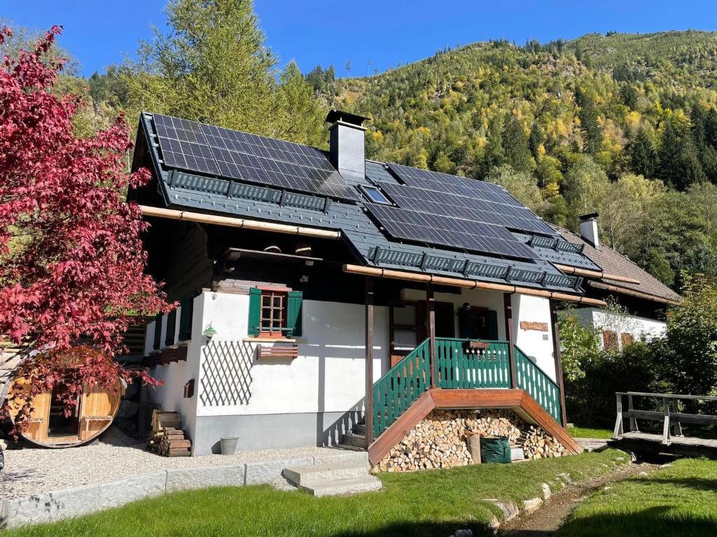 een huis met zonnepanelen op het dak bij Ferienhaus Werkstattl Rassis Feriendorf Donnersbachwald in Donnersbachwald