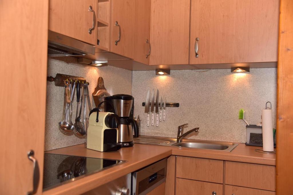 Kuchyň nebo kuchyňský kout v ubytování Ferienhaus Werkstattl Rassis Feriendorf Donnersbachwald