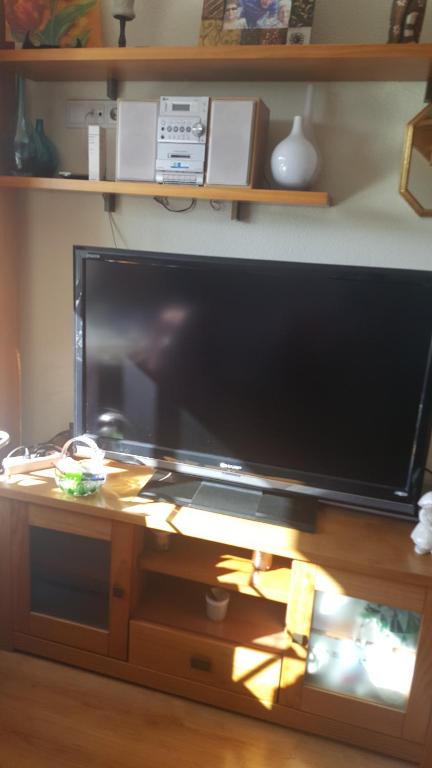 TV de pantalla plana en la parte superior de una mesa en apartamento noviembre, en Madrid