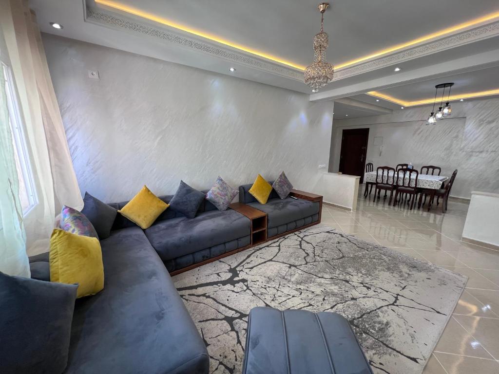 sala de estar con sofá y comedor en Luxury Center Town Apartment, en Kenitra