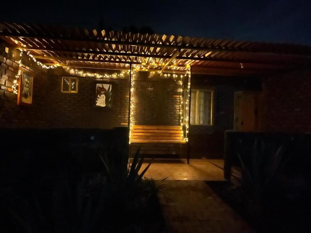 un patio con luces en una casa por la noche en Hotel & SPA Los Agaves 