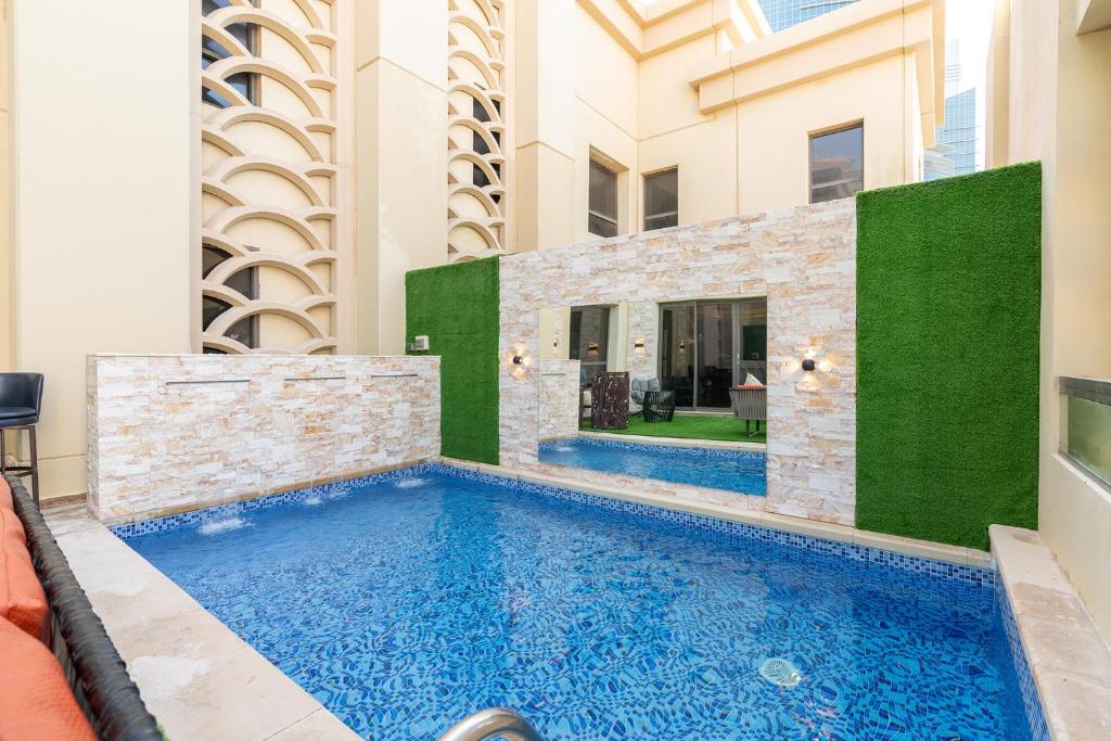 ELAN RIMAL SADAF Suites في دبي: مسبح وسط مبنى