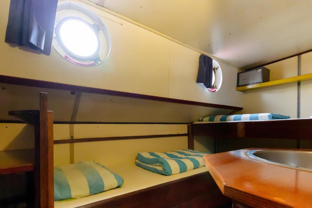 ein kleines Zimmer mit einem Waschbecken und einem Waschbecken in der Unterkunft Intersail Hostel - Avontuur in Amsterdam