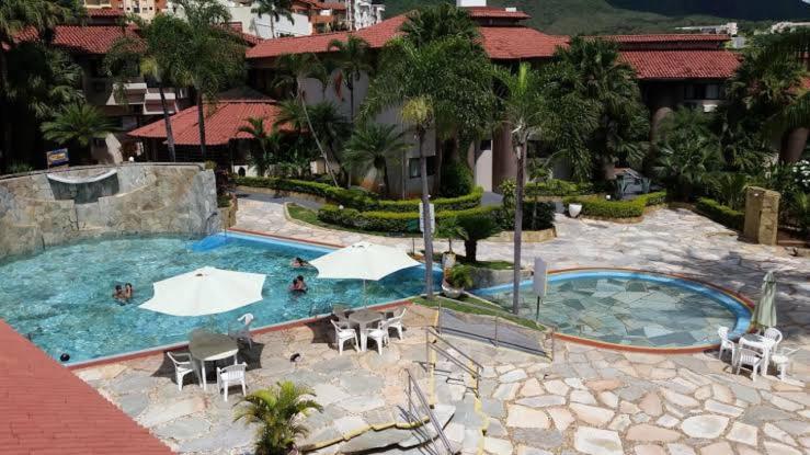 een groot zwembad in een resort met mensen bij Recanto das Águas Apart in Rio Quente