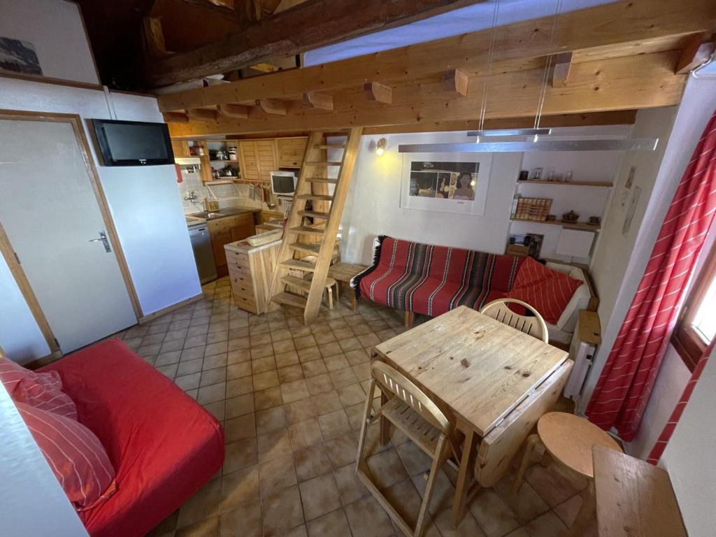 un salon avec un canapé et une table dans l'établissement Studio cosy pour 2 pers à 300m des pistes, St Martin de Belleville - 19m², animaux admis - FR-1-452-141, à Saint-Martin-de-Belleville