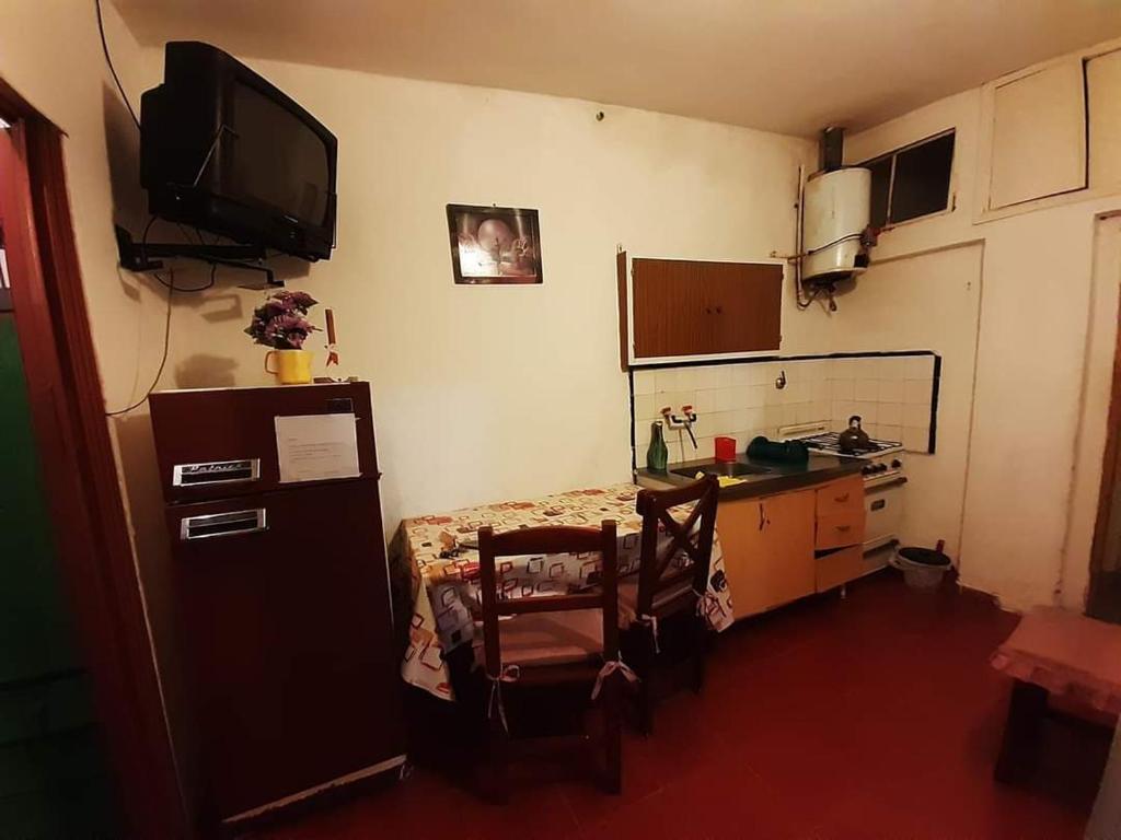 um quarto com uma cozinha com uma mesa e um frigorífico em El descanso em Mar de Ajó
