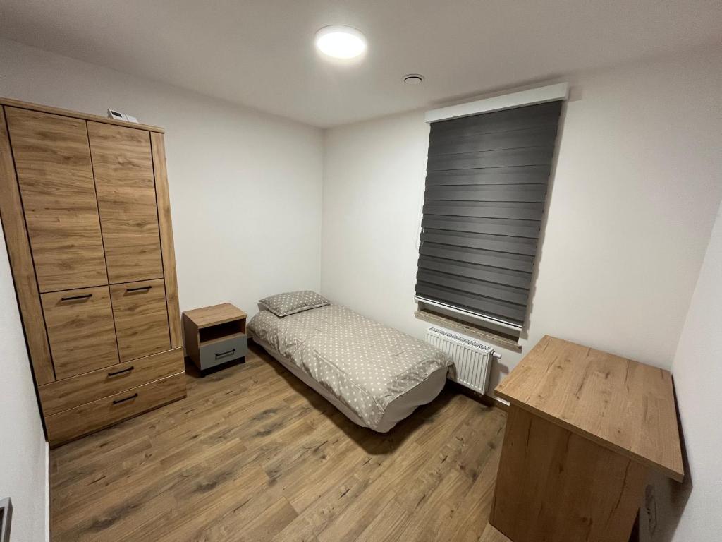 1 dormitorio con 1 cama, vestidor y ventana en Separate Room in a New Townhouse in Warsaw, en Varsovia