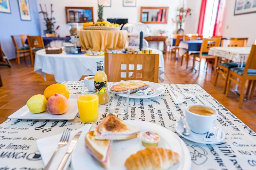 Comida en o cerca de este hotel