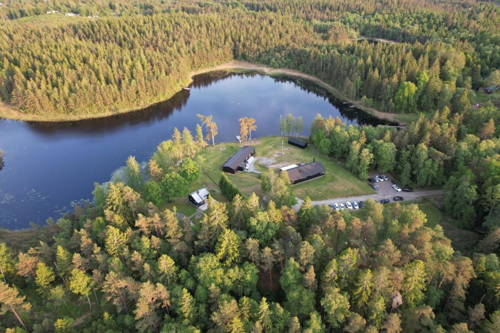 eine Luftansicht eines Hauses auf einer Insel in einem See in der Unterkunft Gråbogården event and conference center in Gråbo
