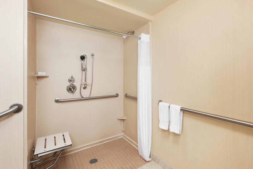 Koupelna v ubytování Hampton Inn New York - LaGuardia Airport