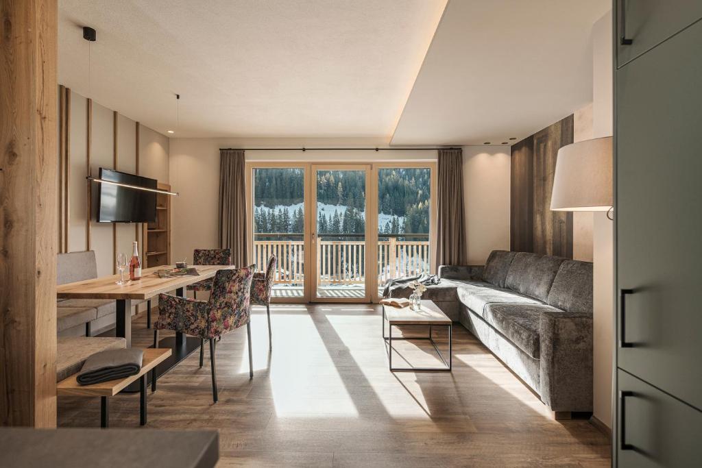 Predel za sedenje v nastanitvi Jagdhof PURE Mountain Appartements