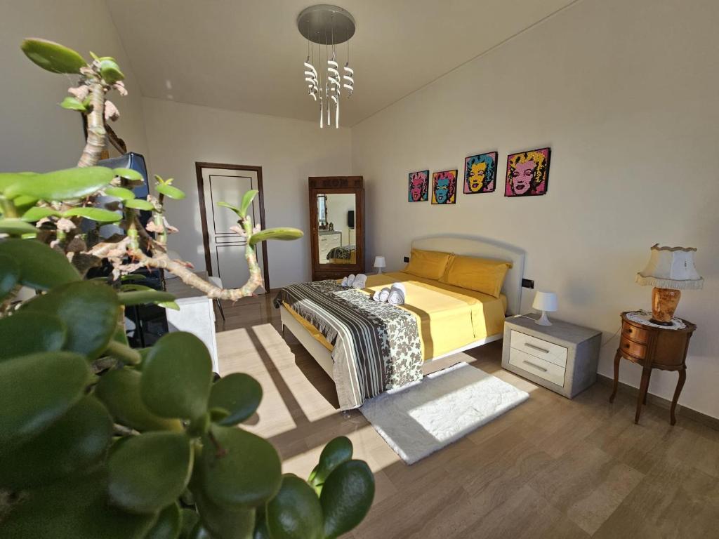 een slaapkamer met een bed en een tafel met een lamp bij La Finestra sul Porto in Genua