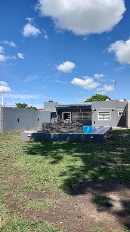 a building with a yard with a house at Alamo - Casa pet friendly in Olavarría