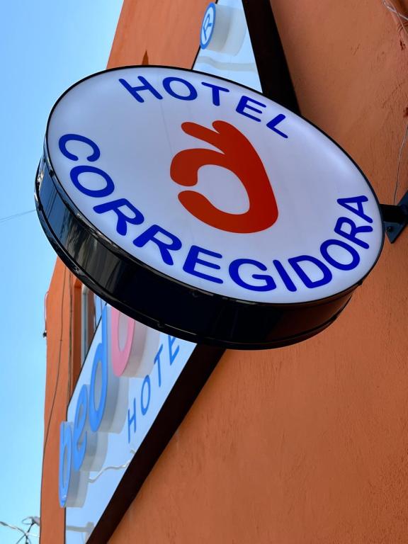 um sinal na lateral de um edifício em BED BED HOTEL CORREGIDORA em Torreón