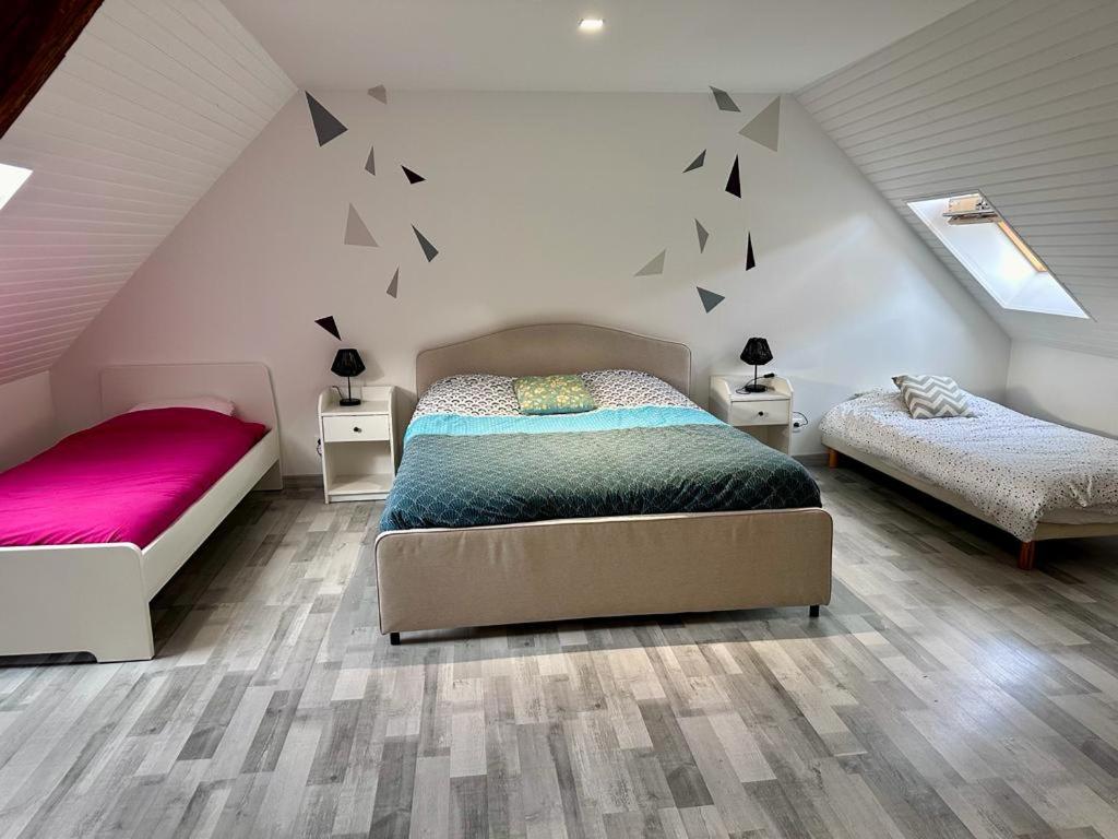 una camera con due letti in mansarda di Maison de ville - Selles Sur Cher a Selles-sur-Cher