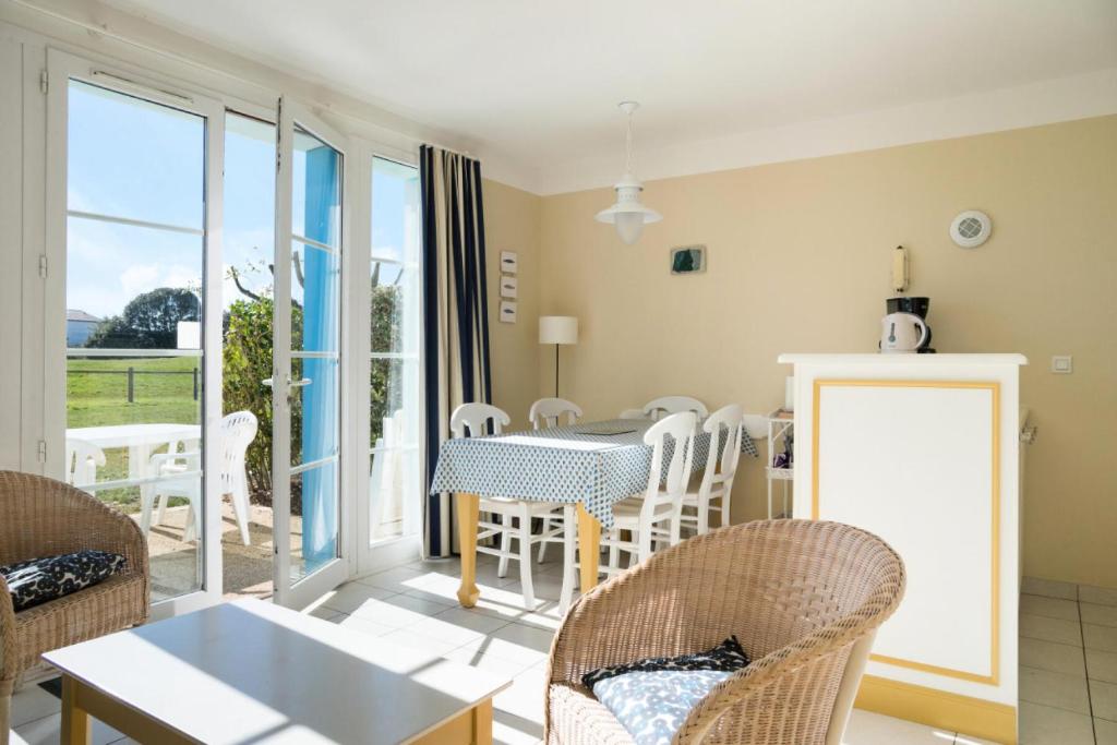un salon avec une table et des chaises dans l'établissement Les Maisons de Port Bourgenay - maeva Home - Maison 3 pièces 6 personnes - Sélection MAE-0555, à Talmont-Saint-Hilaire