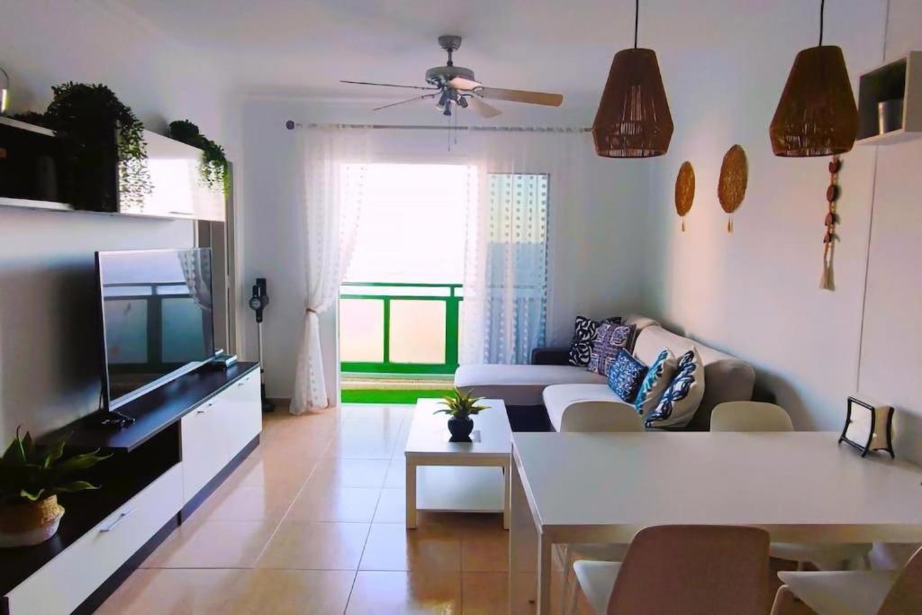 uma sala de estar com um sofá e uma mesa em Calesapart Tranquilidad con vistas al mar em Candelaria