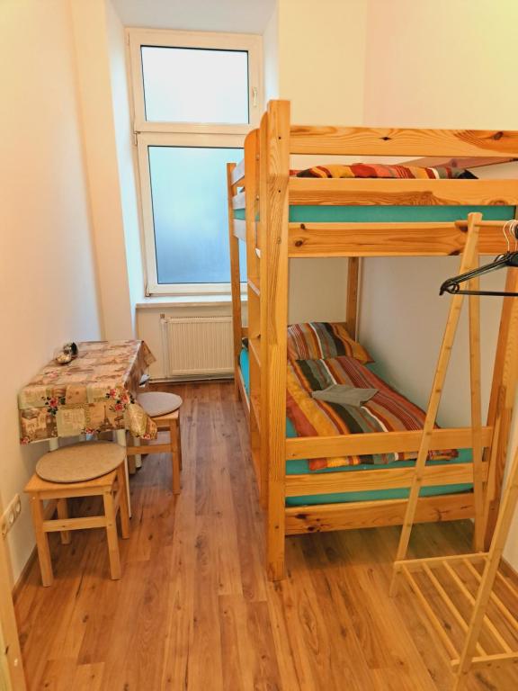 une chambre avec deux lits superposés et un bureau dans l'établissement Relax Rooms & Apartments Vienna Belvedere 10 minutes to downtown, à Vienne